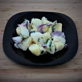 Салата Картофи с червен лук